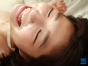 全肯定彼女の優しさにつけ込み顔射NTR 知らない男の精子も笑顔で顔射される女 倉本すみれ　サンプル画像20